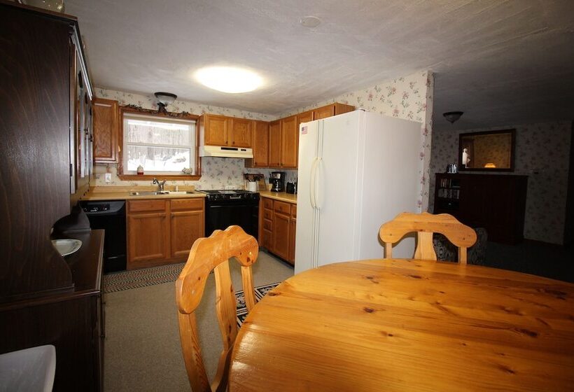 تختخواب و صبحانه The Nutmeg Inn