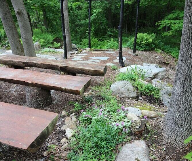 تختخواب و صبحانه The Nutmeg Inn