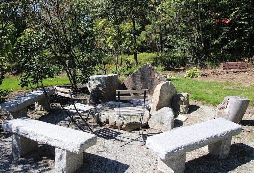 تختخواب و صبحانه The Nutmeg Inn