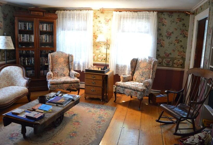 تختخواب و صبحانه The Nutmeg Inn