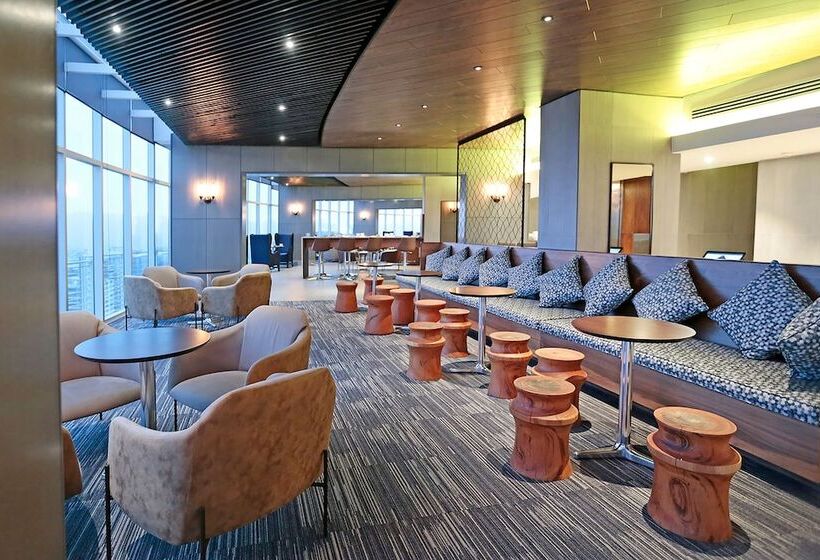 Отель Doubletree By Hilton Santiago Kennedy