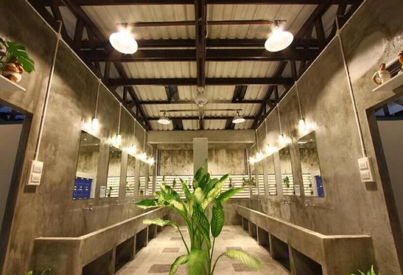 Pak Up Hostel