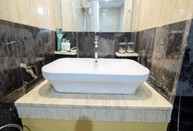 Travellers Hotel Phinisi