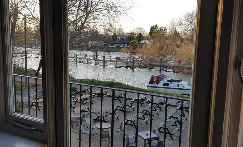 Отель The Weir