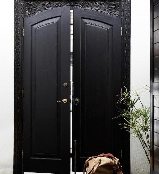 هتل The Villas Of Byron