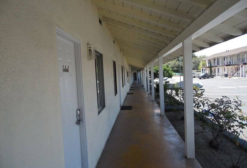 Hi Way Host Motel