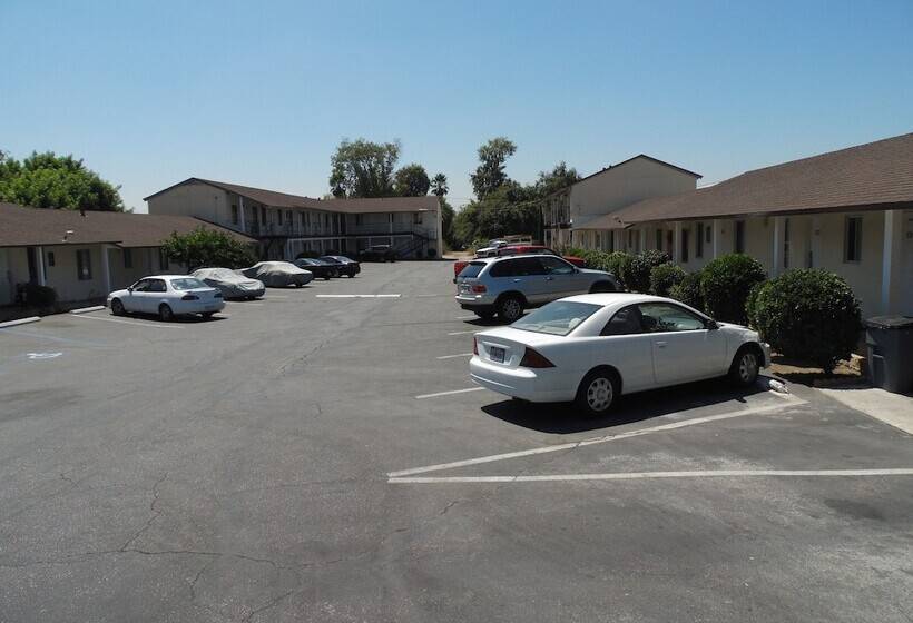 Hi Way Host Motel