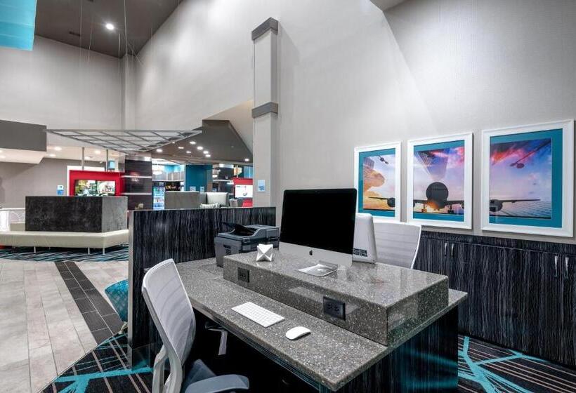 هتل Holiday Inn Express & Suites   Charlotte Airport, An Ihg