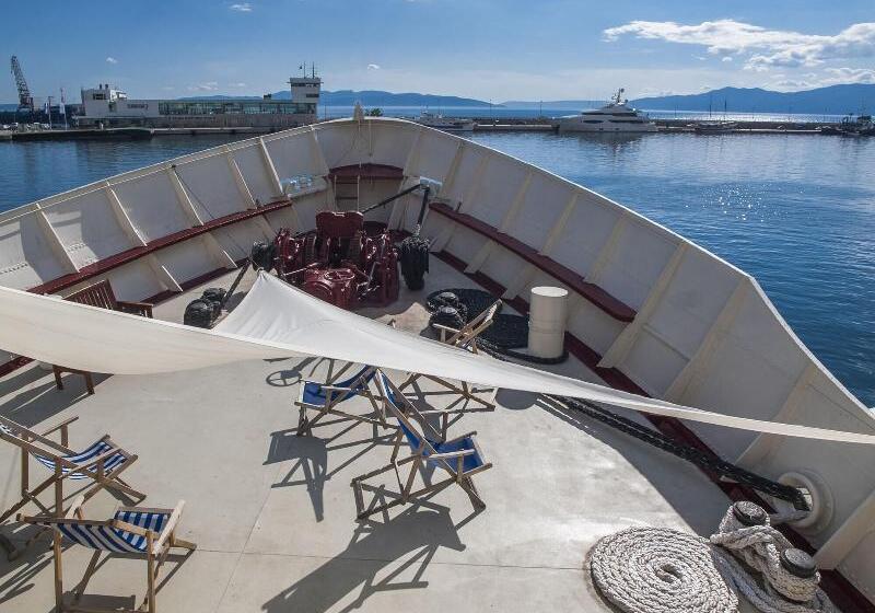 هاستل Botel Marina