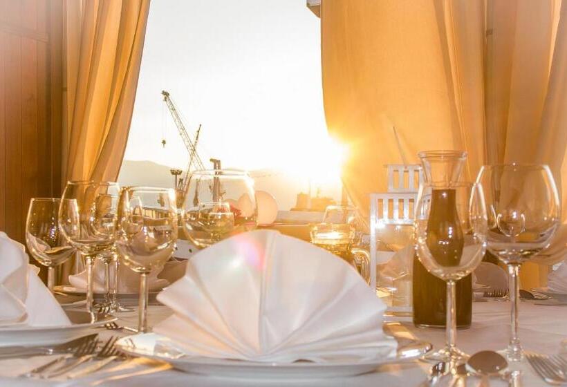 هاستل Botel Marina