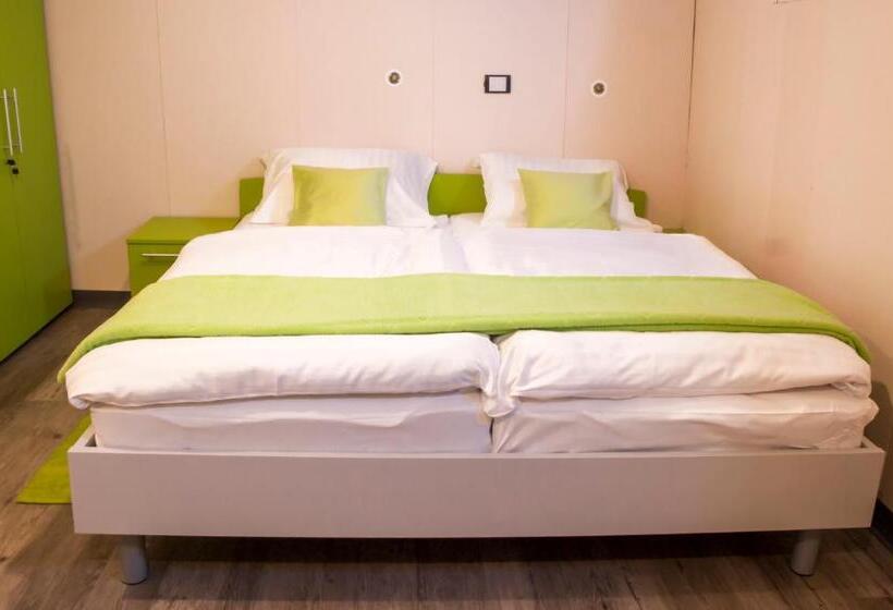 هاستل Botel Marina