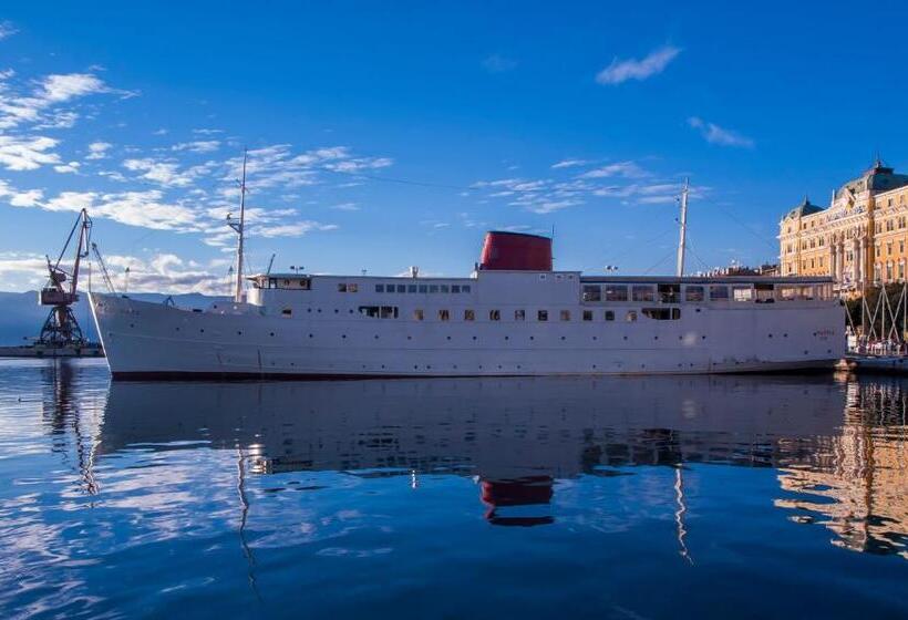 هاستل Botel Marina