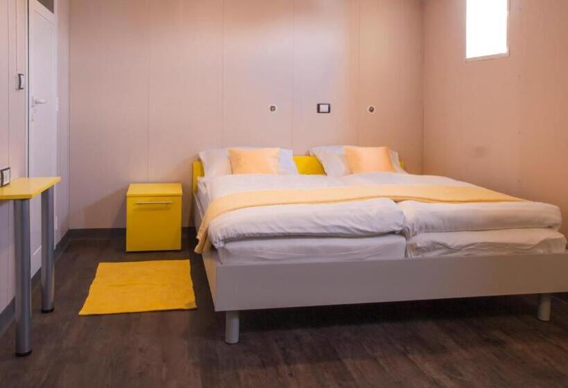 هاستل Botel Marina