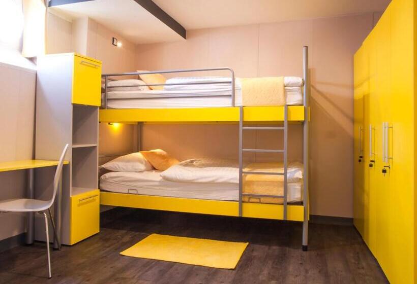 هاستل Botel Marina