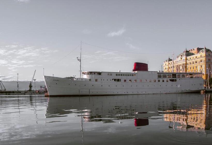 هاستل Botel Marina