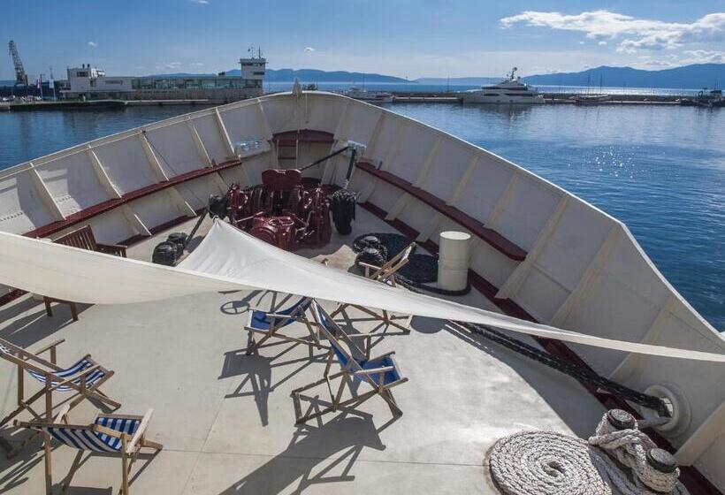 هاستل Botel Marina