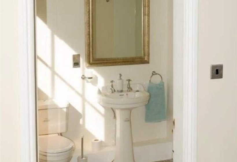 مبيت وإفطار The Lions