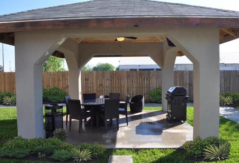 Отель Candlewood Suites Bay City, An Ihg