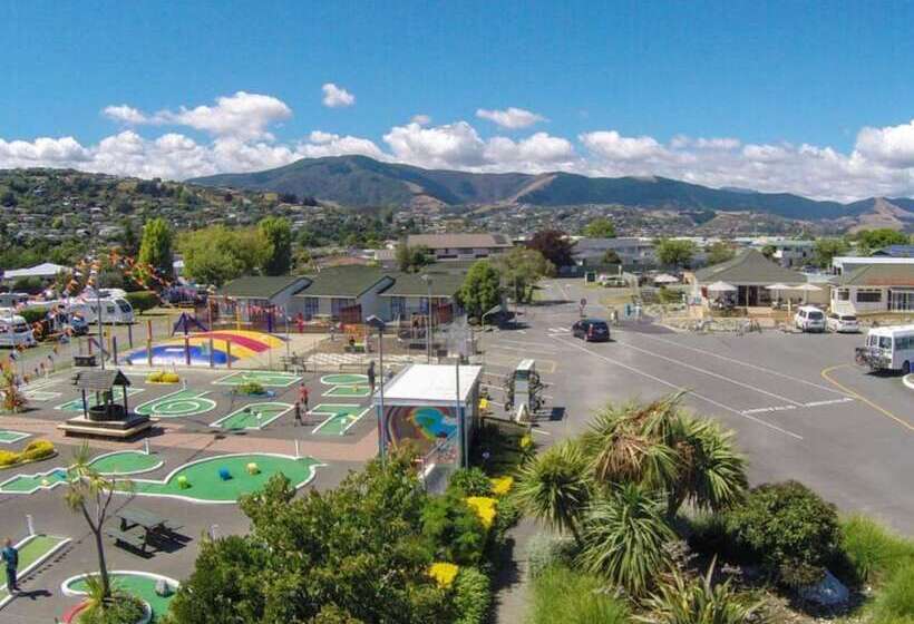 هتل Tāhuna Beach Holiday Park