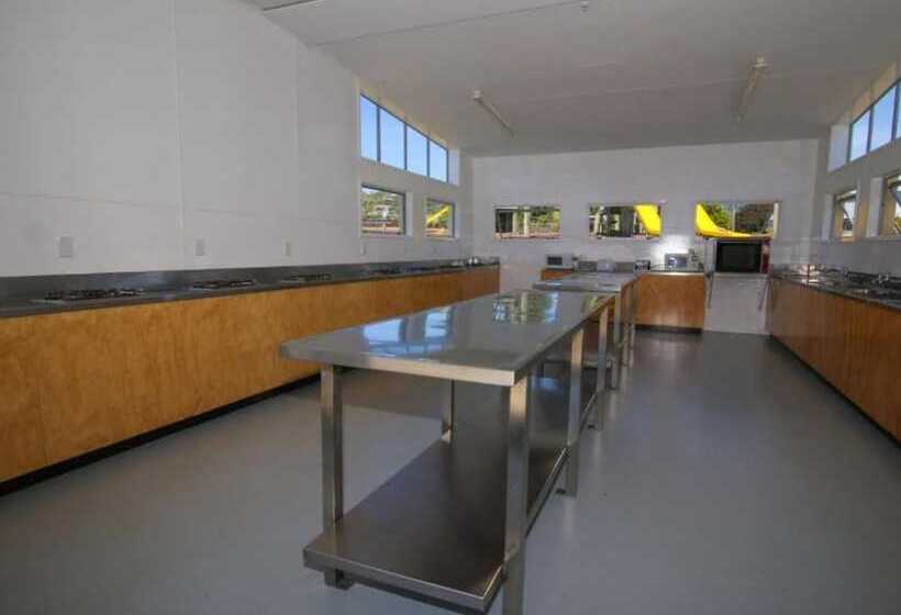 هتل Tāhuna Beach Holiday Park