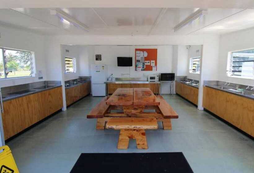 هتل Tāhuna Beach Holiday Park