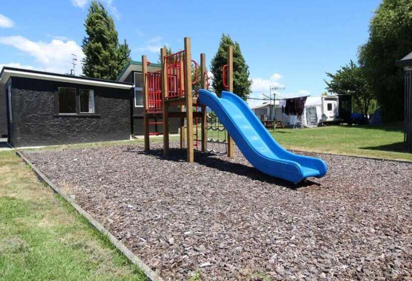 هتل Tāhuna Beach Holiday Park