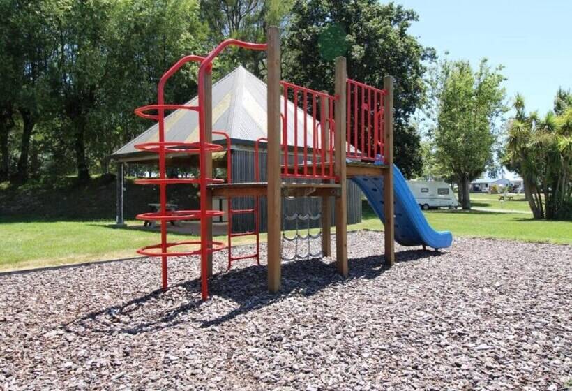 هتل Tāhuna Beach Holiday Park