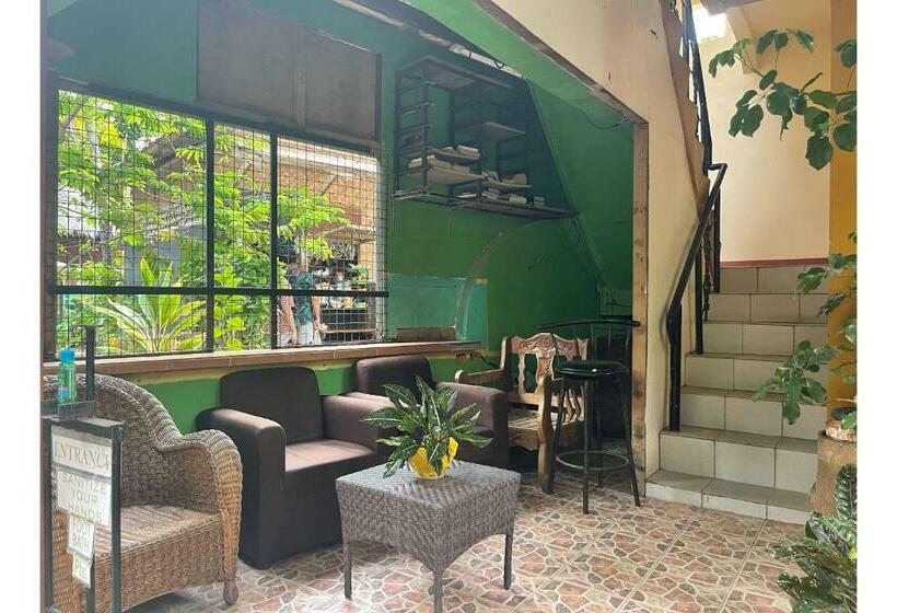 בית מלון כפרי Oyo 876 Escurel Inn Boracay