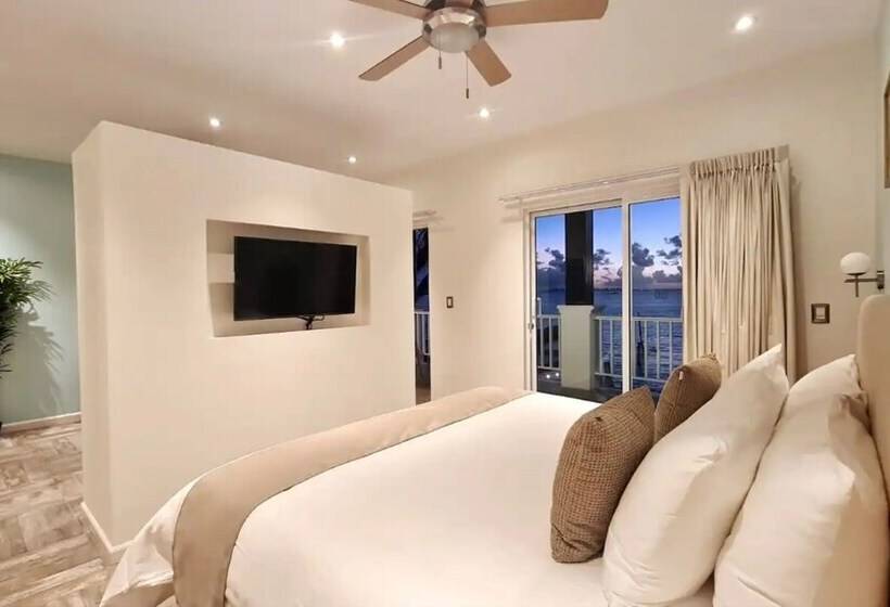 هتل Bartolome Oceanfront Suites