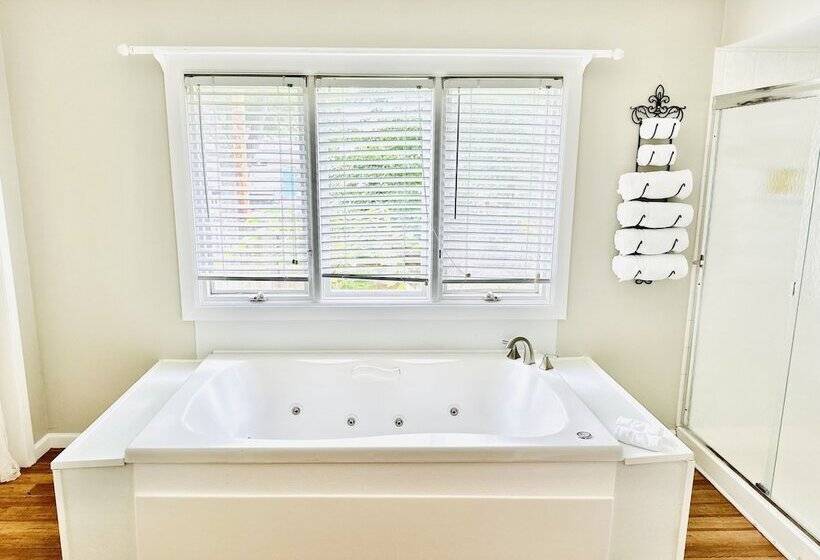 مبيت وإفطار Speedway Legacy Inn