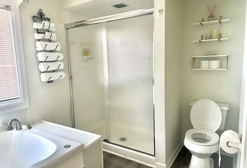 مبيت وإفطار Speedway Legacy Inn