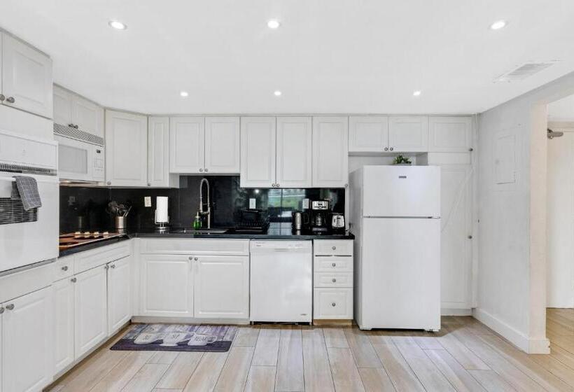 בית מלון כפרי Sunny Isles Ocean Reserve Condo Apartments