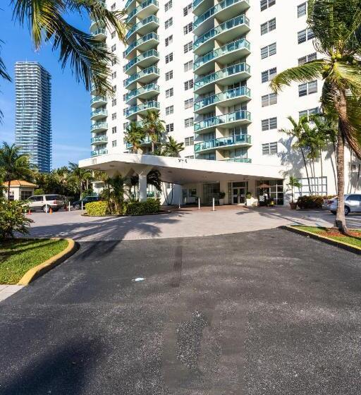 בית מלון כפרי Sunny Isles Ocean Reserve Condo Apartments