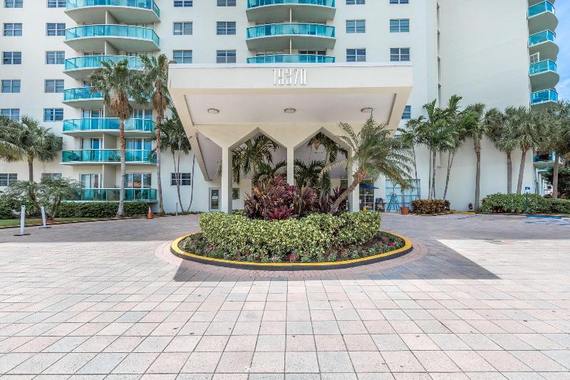 בית מלון כפרי Sunny Isles Ocean Reserve Condo Apartments