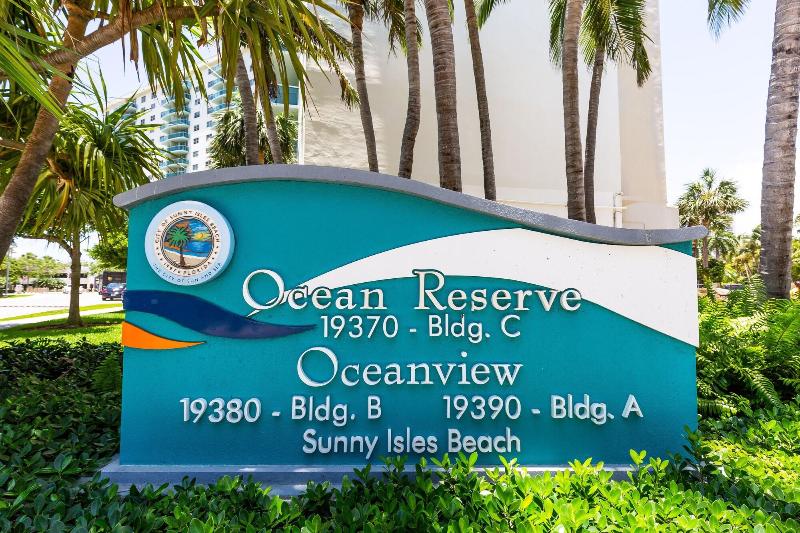 בית מלון כפרי Sunny Isles Ocean Reserve Condo Apartments