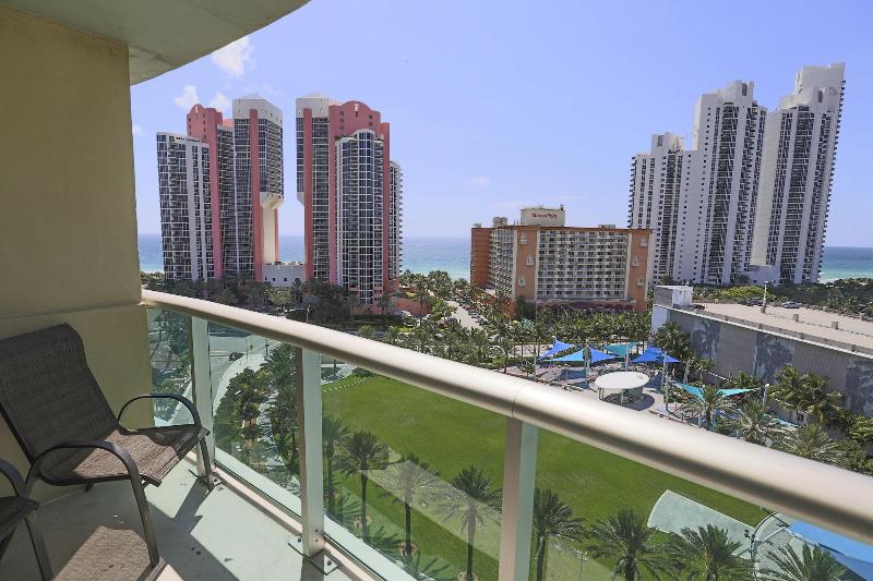 בית מלון כפרי Sunny Isles Ocean Reserve Condo Apartments