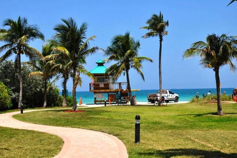 בית מלון כפרי Sunny Isles Ocean Reserve Condo Apartments