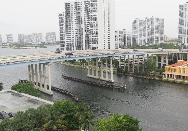 בית מלון כפרי Sunny Isles Ocean Reserve Condo Apartments