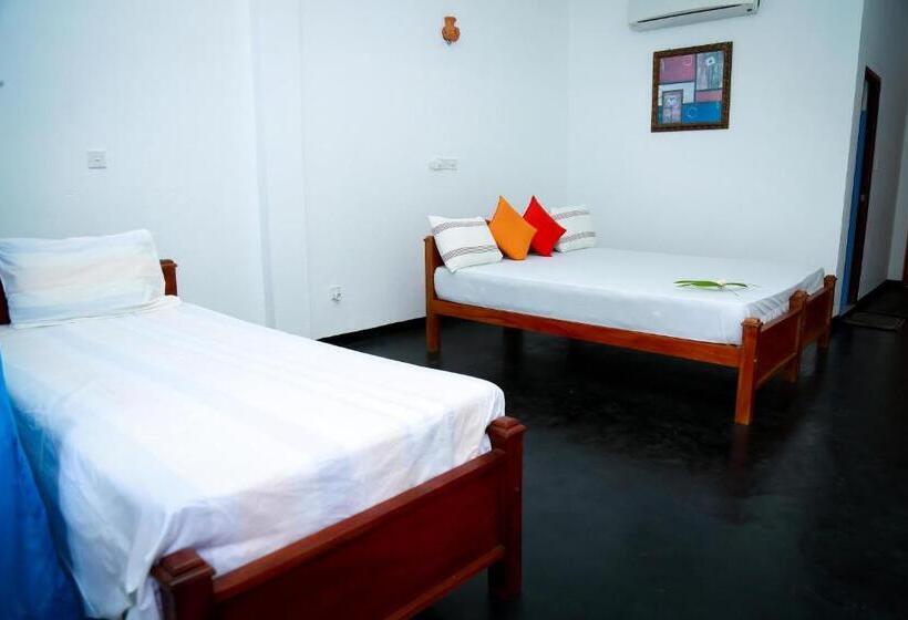 Pensione Catamaran Beach Home And Restaurant