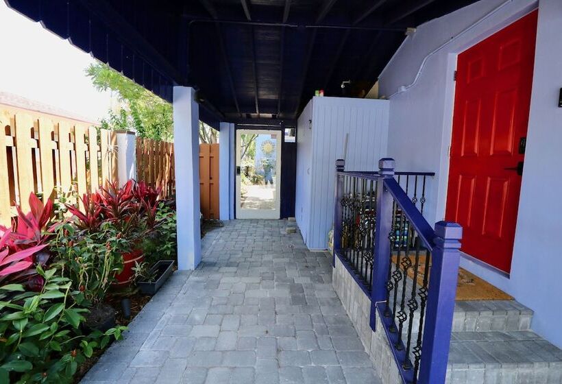 住宿加早餐  Fantasy Island Inn – Caters To Men