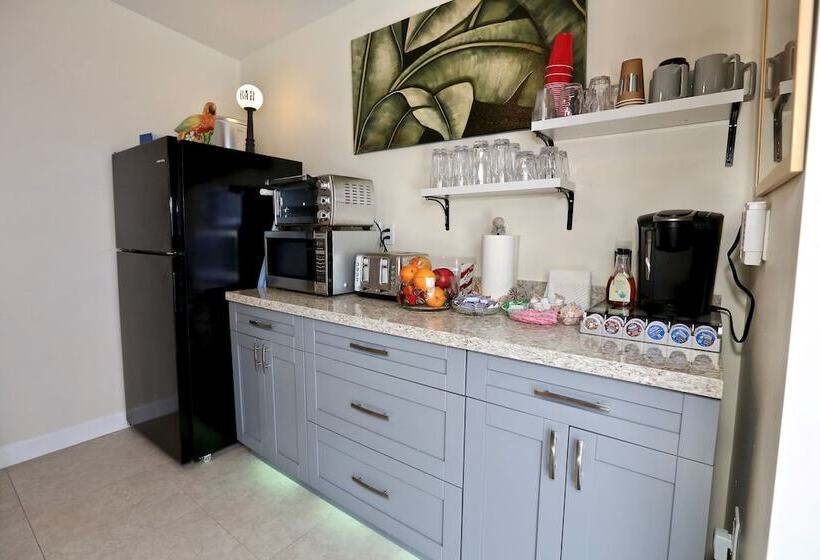 住宿加早餐  Fantasy Island Inn – Caters To Men