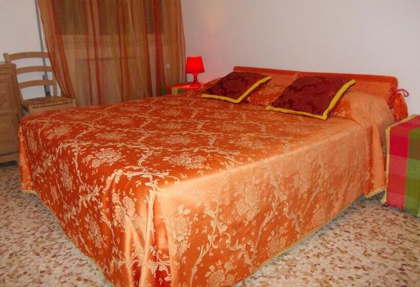 تختخواب و صبحانه Travellers Lodge Bed & Rooms