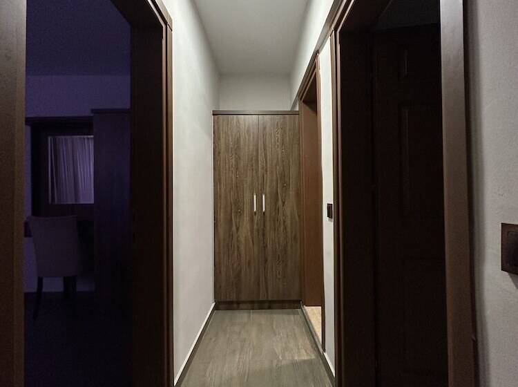 هتل Dolphin Apart &