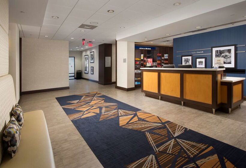 Отель Hampton Inn & Suites Falls Church