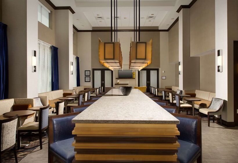 Отель Hampton Inn & Suites Falls Church