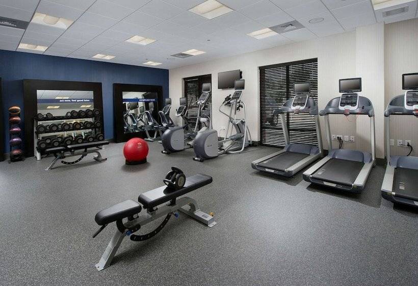 Отель Hampton Inn & Suites Falls Church