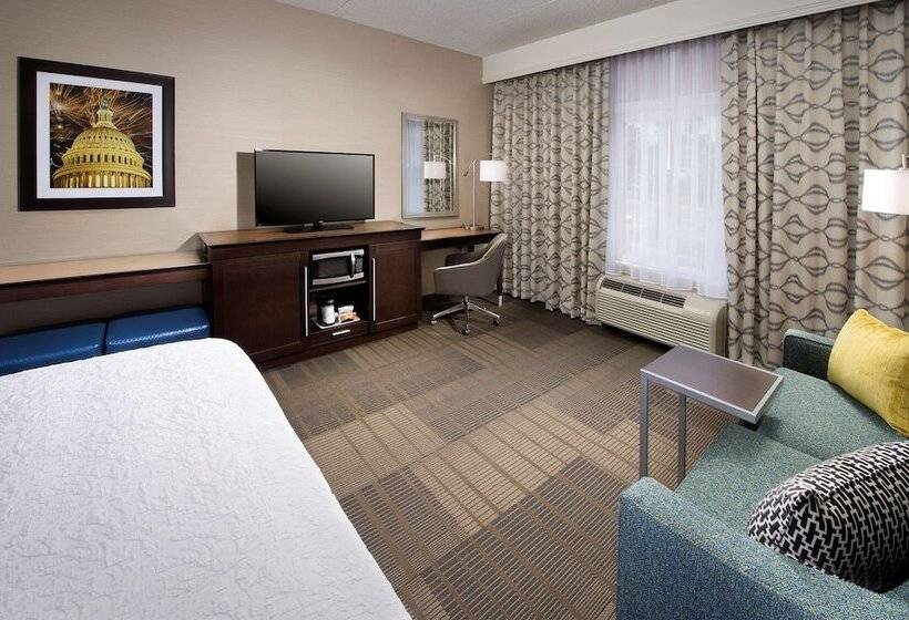 Отель Hampton Inn & Suites Falls Church