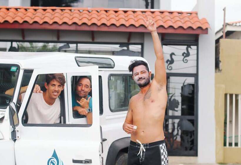 هتل Surf Synergy All Inclusive Surf Retreat