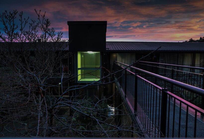 مُتل Aurora On George