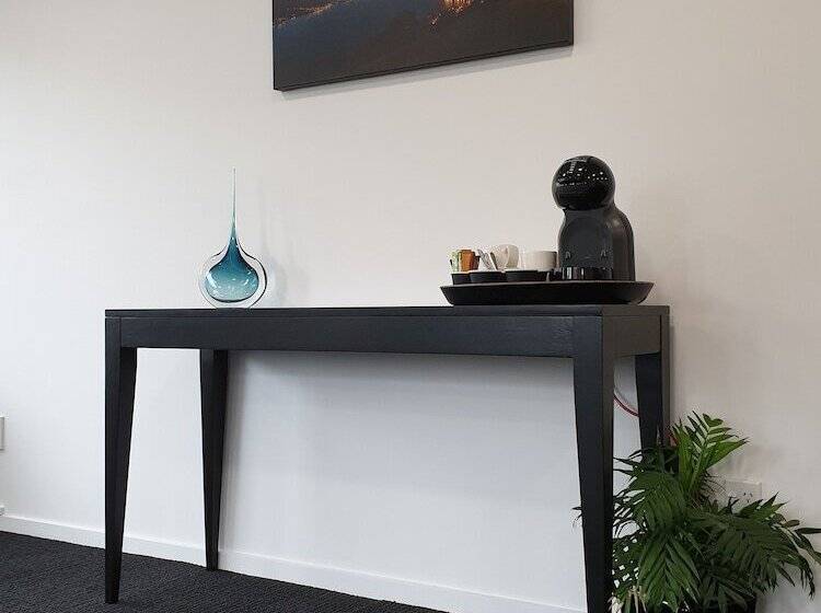 مُتل Aurora On George